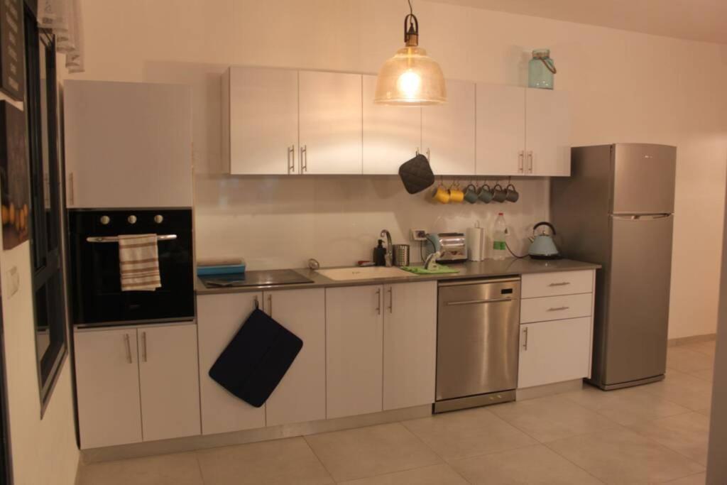 נוף הארבל עם חלון לכינרת Appartement Migdal Buitenkant foto