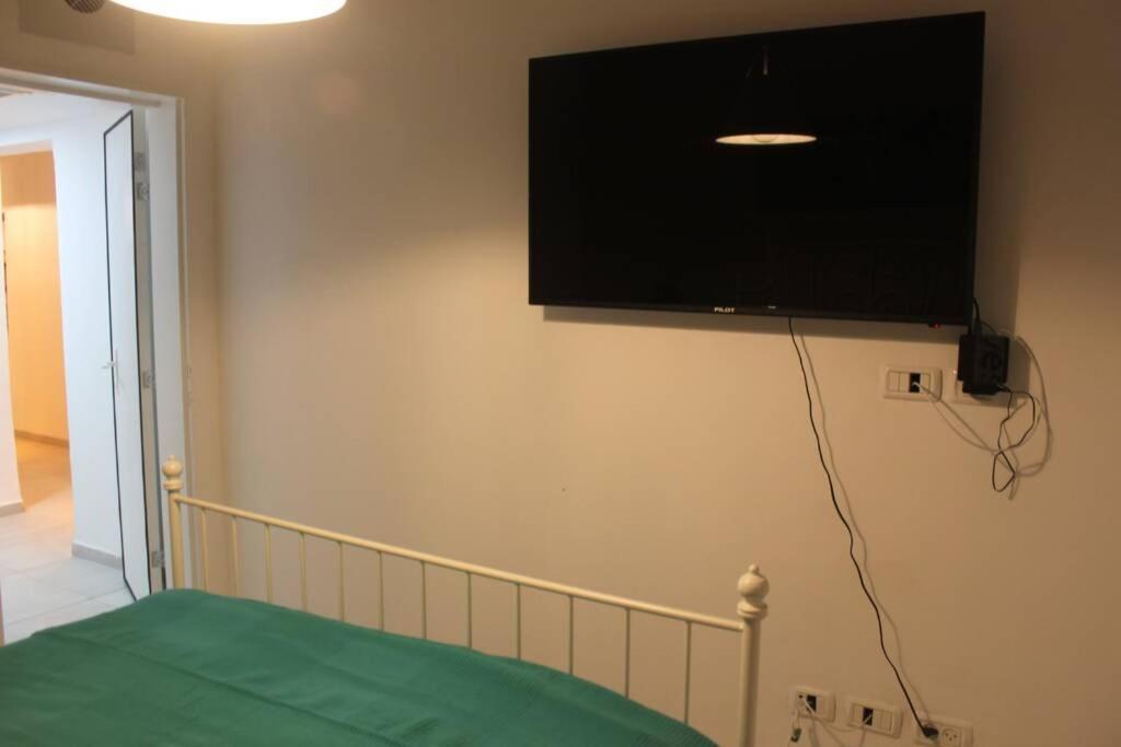 נוף הארבל עם חלון לכינרת Appartement Migdal Buitenkant foto