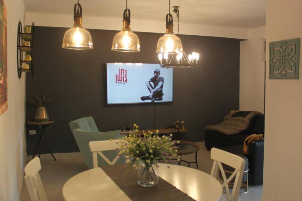 נוף הארבל עם חלון לכינרת Appartement Migdal Buitenkant foto