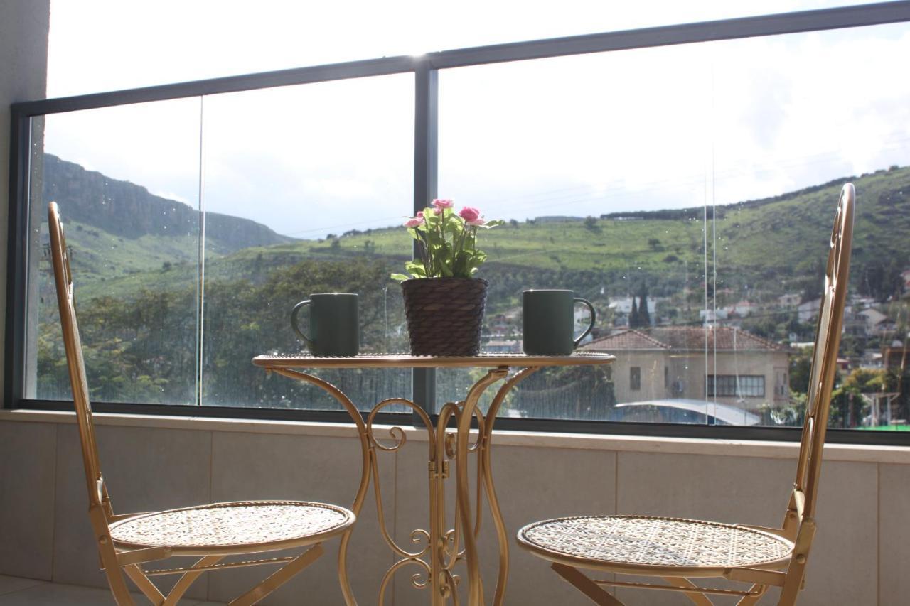 נוף הארבל עם חלון לכינרת Appartement Migdal Buitenkant foto
