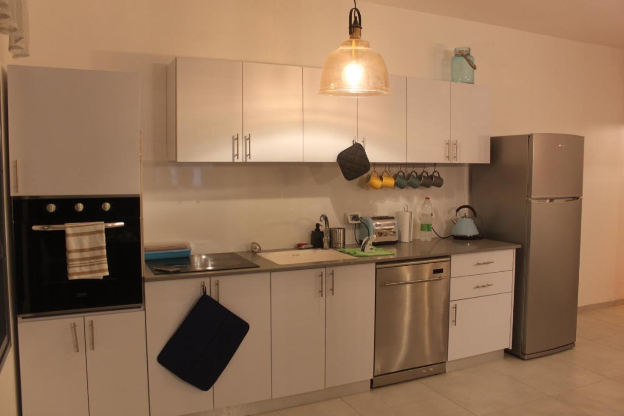 נוף הארבל עם חלון לכינרת Appartement Migdal Buitenkant foto