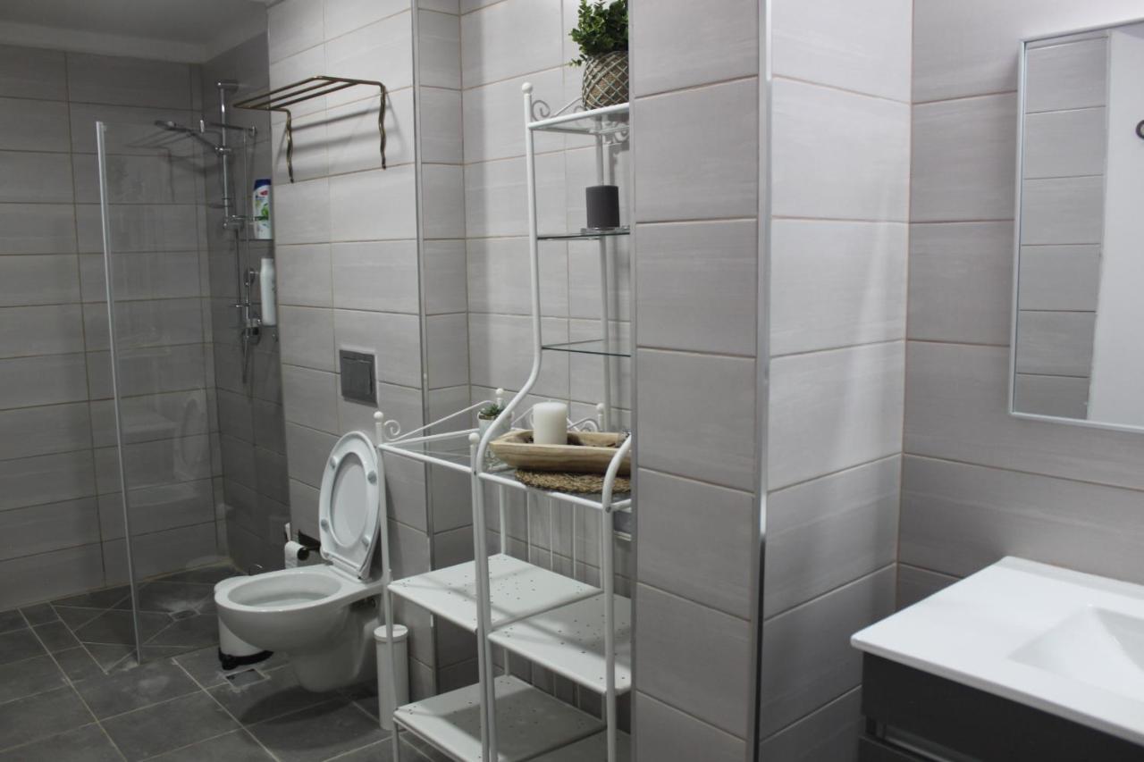 נוף הארבל עם חלון לכינרת Appartement Migdal Buitenkant foto