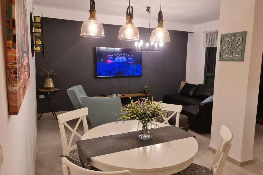 נוף הארבל עם חלון לכינרת Appartement Migdal Buitenkant foto