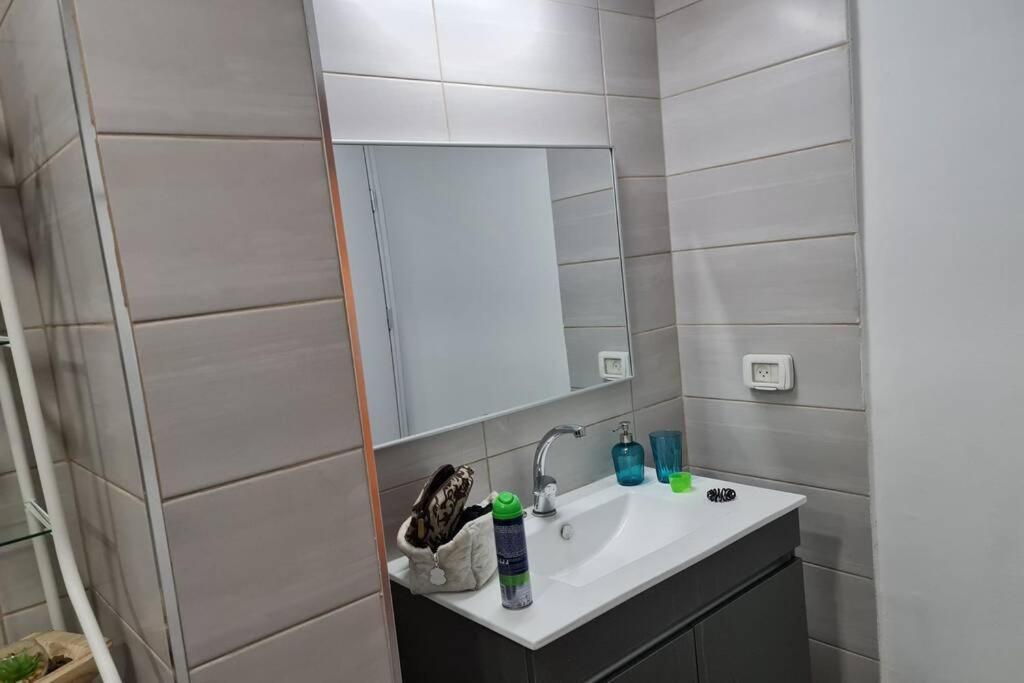 נוף הארבל עם חלון לכינרת Appartement Migdal Buitenkant foto
