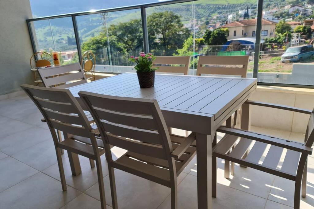 נוף הארבל עם חלון לכינרת Appartement Migdal Buitenkant foto