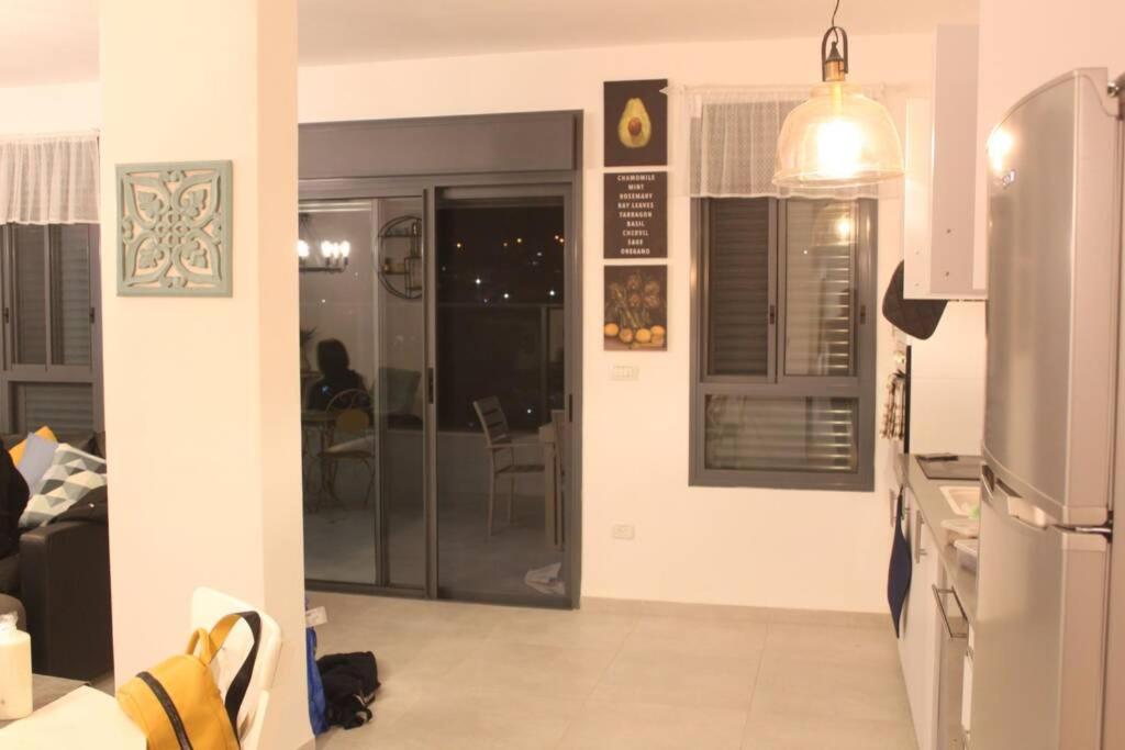 נוף הארבל עם חלון לכינרת Appartement Migdal Buitenkant foto