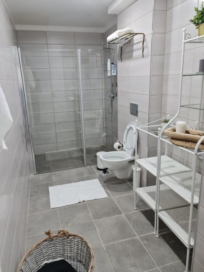 נוף הארבל עם חלון לכינרת Appartement Migdal Buitenkant foto