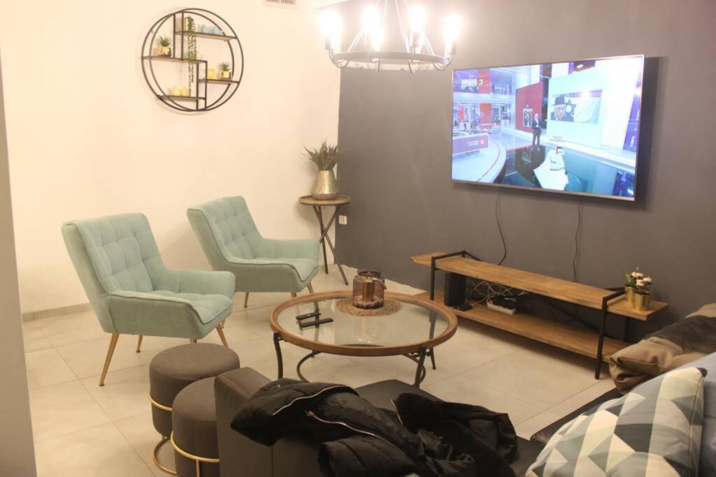 נוף הארבל עם חלון לכינרת Appartement Migdal Buitenkant foto